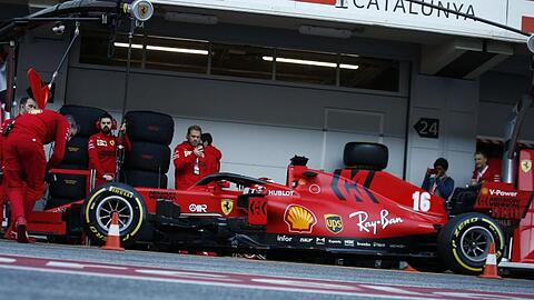 Die Ferrari-Boxencrew arbeitet am Boliden von Charles Leclerc.