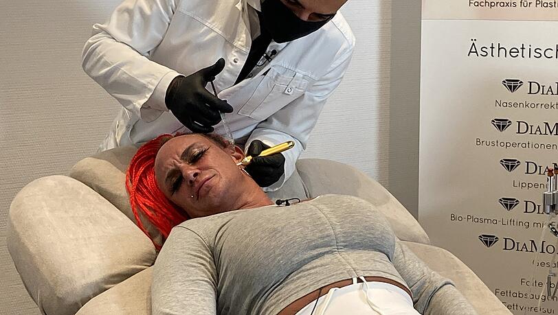Bodybuilderin Caro Robens lässt sich beim Schönheits-Doc ihre weiblichen Gesichtskonturen auffrischen. Bodybuilderin Caro Robens lässt sich beim Schönheits-Doc ihre weiblichen Gesichtskonturen auffrischen.