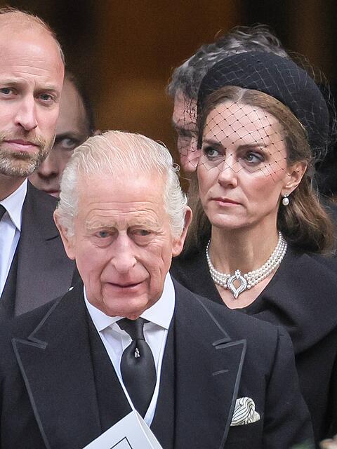 Prinzessin Kate, Prinz William und König Charles bei der Beerdigung der Herzogin von Kent