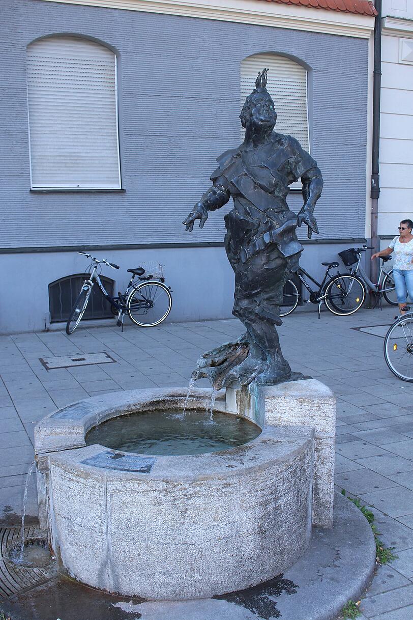 Der Brunnen vor Bally Prells Geburtshaus.