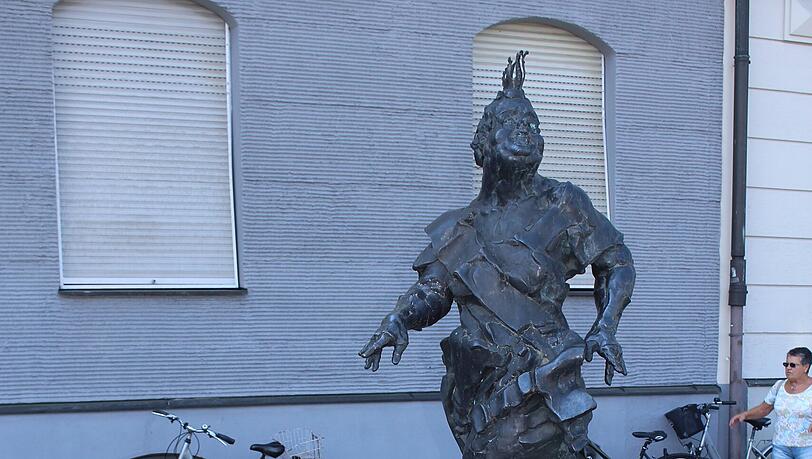 Der Brunnen vor Bally Prells Geburtshaus. Der Brunnen vor Bally Prells Geburtshaus.