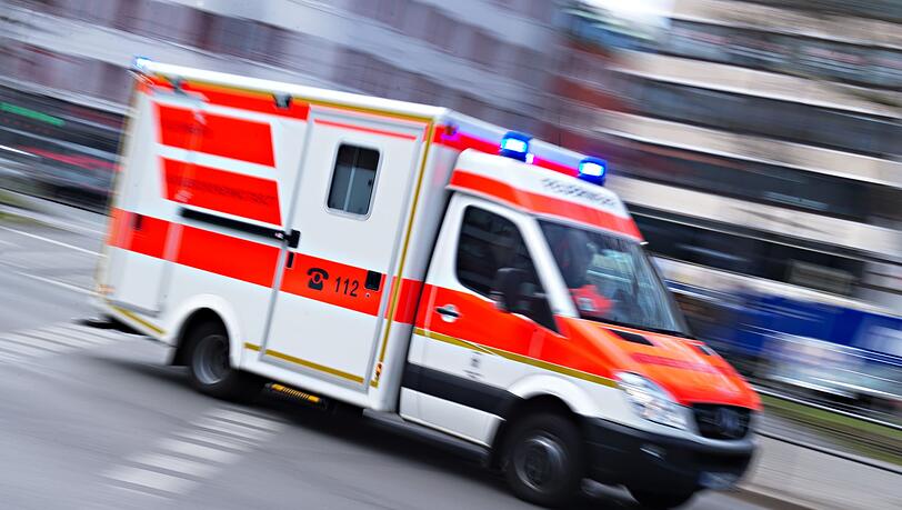 Sanitäter bringen das Mädchen in ein Krankenhaus. (Symbolbild) Sanitäter bringen das Mädchen in ein Krankenhaus. (Symbolbild)