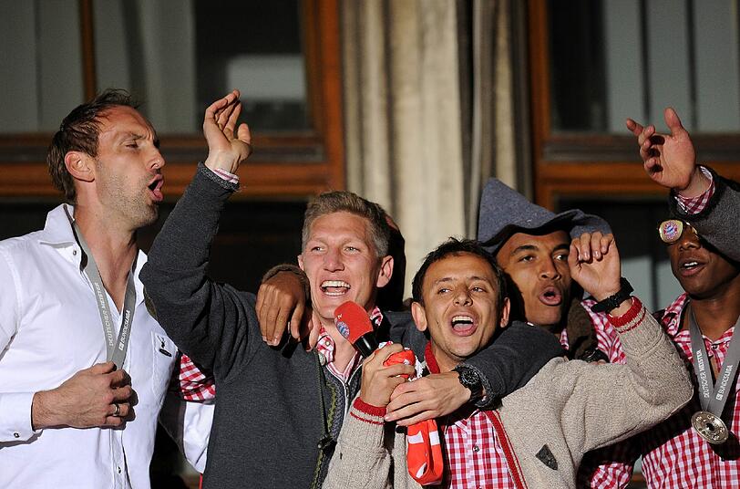 RAFINHA, Note 1: 
Ungekrönter König der Solo-Tänzer. Schaffte es während der kompletten Balkon-Zeremonie über nicht, auch nur eine halbe Sekunde ruhig zu halten. Warum auch? Irgendwo muss es ja hin, das brasilianische Temperament, wenn schon kein Blaszczykowski in der Nähe ist.