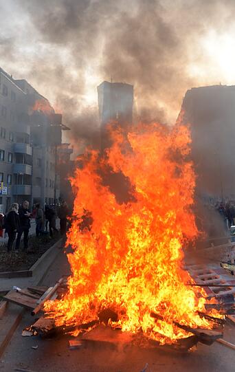 Der Protesttag der kapitalismuskritischen Blockupy-Bewegung hat in Frankfurt mit einer Welle der Gewalt begonnen