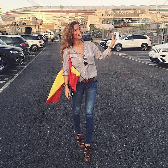 Die hübsche Spanierin verdient ihren Lebensunterhalt mit Modeln.
