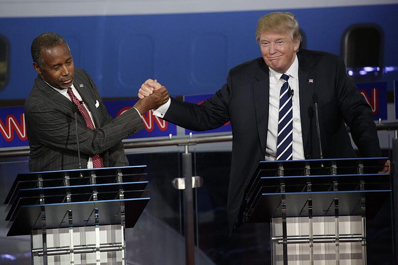 Handschlag zweier US-Präsidentschaftskandidaten: Ben Carson (links) und Donald Trump (rechts).