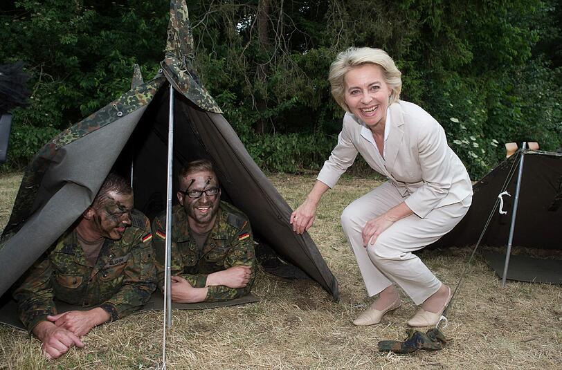 Zeltlager mit Ursula Welcher Auslandseinsatz soll da noch schief gehen? Bundesverteidigungsministerin Ursula von der Leyen hockt am 13. Juni in Hannover in einer Kaserne neben zwei Soldaten.