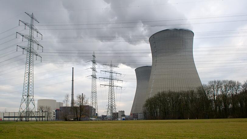 Dichter Dampf quillt aus den Kühltürmen vom Atomkraftwerk Grundremmingen.