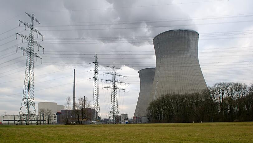 Dichter Dampf quillt aus den Kühltürmen vom Atomkraftwerk Grundremmingen. Dichter Dampf quillt aus den Kühltürmen vom Atomkraftwerk Grundremmingen.