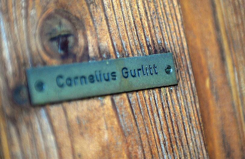 Da wohnt er laut dem Türschild...
