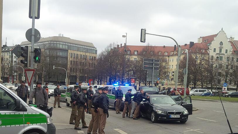 Hier schnappt die Polizei einige Tatverdächtige. Sie sollen den Juwelier Chopard in der Maximilianstraße in München brutal überfallen haben. Hier schnappt die Polizei einige Tatverdächtige. Sie sollen den Juwelier Chopard in der Maximilianstraße in München brutal überfallen haben.