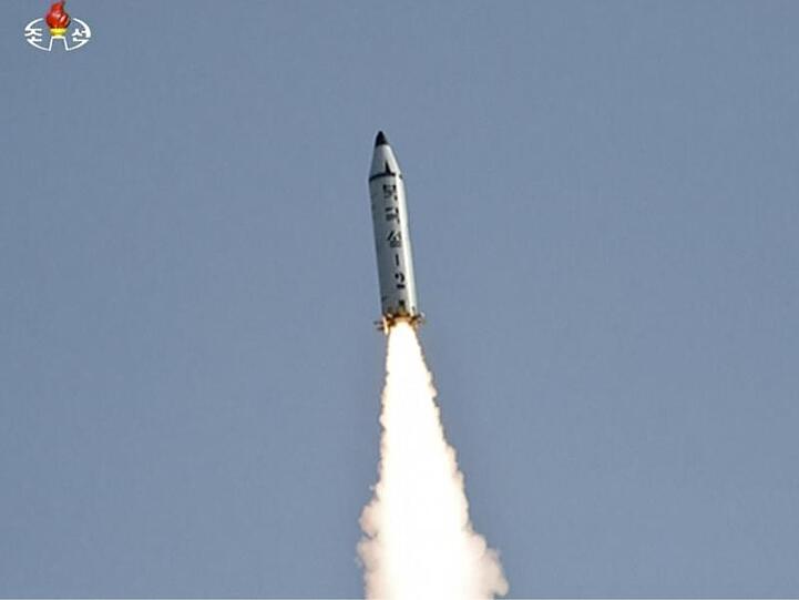 Mutmaßlicher Start einer nordkoreanischen Mittelstreckenrakete mit vom Typ Pukguksong-2. Die Mittelstreckenrakete soll mit Atomsprengköpfen bestückt werden können.