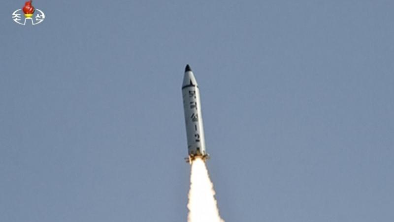 Mutmaßlicher Start einer nordkoreanischen Mittelstreckenrakete mit vom Typ Pukguksong-2. Die Mittelstreckenrakete soll mit Atomsprengköpfen bestückt werden können. Mutmaßlicher Start einer nordkoreanischen Mittelstreckenrakete mit vom Typ Pukguksong-2. Die Mittelstreckenrakete soll mit Atomsprengköpfen bestückt werden können.