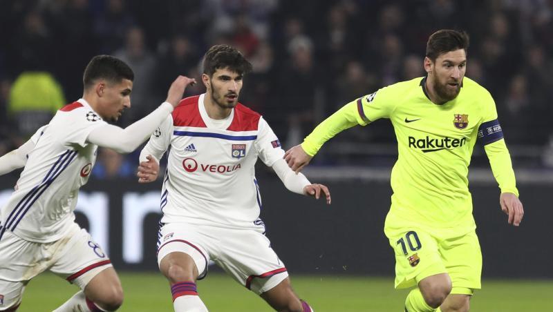 Lionel Messi (r) behauptet den Ball gegen Houssem Aouar (l) und Martin Terrier von Olympique Lyon. Lionel Messi (r) behauptet den Ball gegen Houssem Aouar (l) und Martin Terrier von Olympique Lyon.