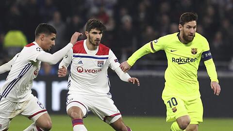 Lionel Messi (r) behauptet den Ball gegen Houssem Aouar (l) und Martin Terrier von Olympique Lyon.