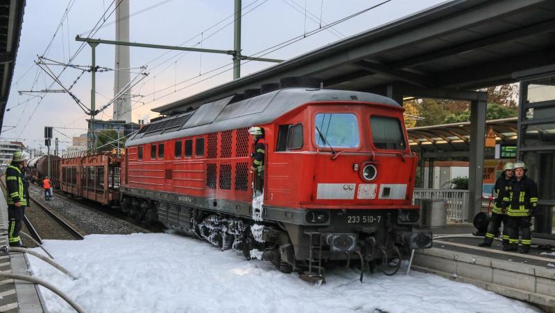 Einsatzkräfte der Feuerwehr Erlangen löschen mit Löschschaum eine Diesellok eines Güterzuges, die im Fahrwerksbereich Feuer gefangen hatte. Foto: News5