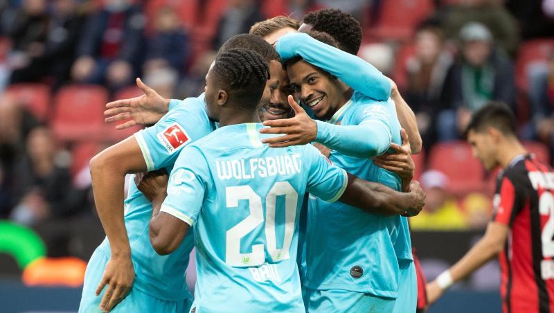 Wolfsburgs Lukas Nmecha (r) lässt sich für sein Tor zum zwischenzeitlichen 1:0 in Leverkusen feiern.