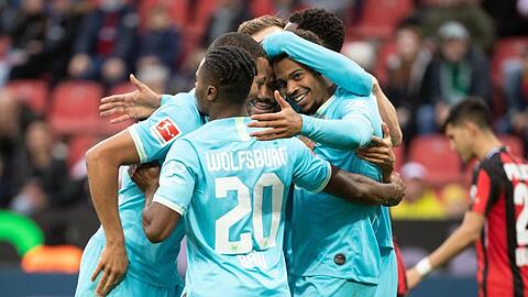 Wolfsburgs Lukas Nmecha (r) lässt sich für sein Tor zum zwischenzeitlichen 1:0 in Leverkusen feiern.