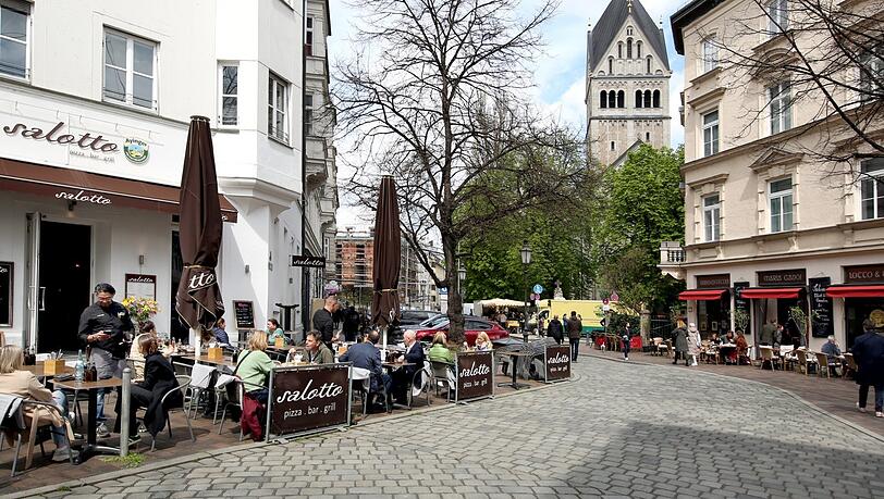 Lehel Mitte: Wie ein großes Wohnzimmer – so präsentiert sich der St.-Anna-Platz, wenn (ausnahmsweise) wieder mal das Wetter mitspielt. Lehel Mitte: Wie ein großes Wohnzimmer – so präsentiert sich der St.-Anna-Platz, wenn (ausnahmsweise) wieder mal das Wetter mitspielt.