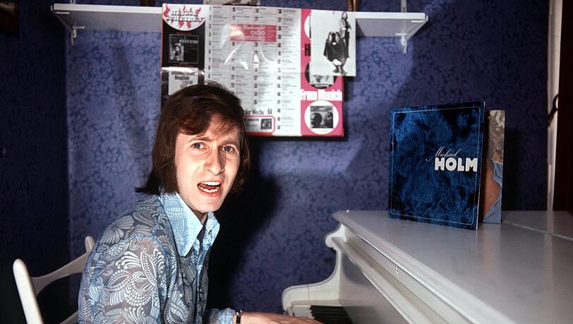 Michael Holm sitzt im Jahr 1971 an seinem Klavier.