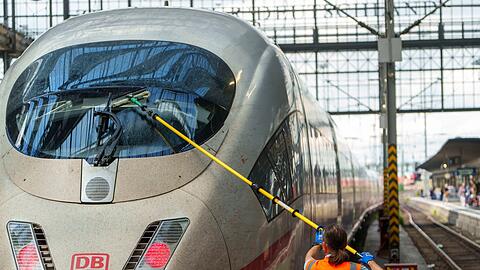 Im Fernverkehr verzeichnete die Bahn im ersten Halbjahr 2024 weniger Fahrgäste als im Vorjahreszeitraum.