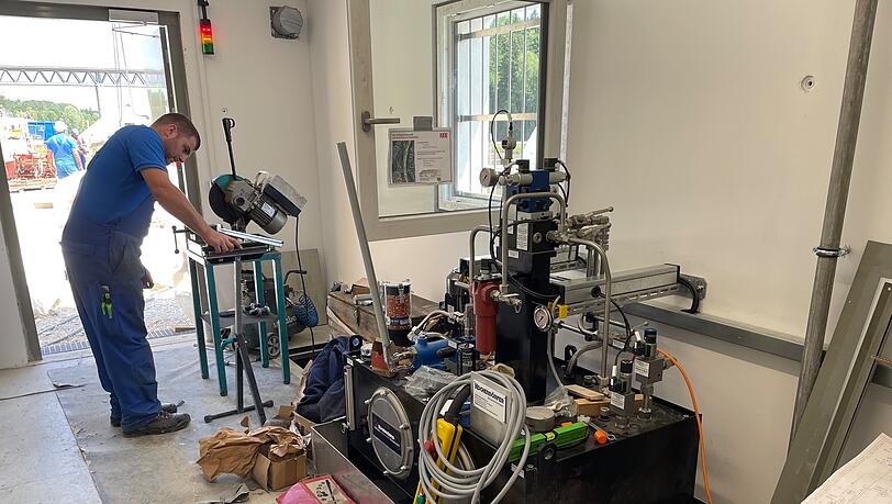 In der neuen vollautomatischen und elektronischen Schaltzentrale steht auch die Pneumatikpumpe, mit der die Wehrtafeln bewegt werden. In der neuen vollautomatischen und elektronischen Schaltzentrale steht auch die Pneumatikpumpe, mit der die Wehrtafeln bewegt werden.