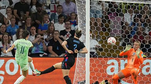 Wuchtiger Schuss: Barbara Bonansea trifft zum 1:0 für Italien.