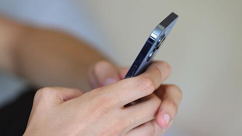 Neben diskriminierenden &Auml;u&szlig;erungen z&auml;hlen zu digitaler Gewalt unter anderem Doxing, unerw&uuml;nschte Nachrichten mit sexuellem Inhalt, Deepfakes oder digitale &Uuml;berwachung.