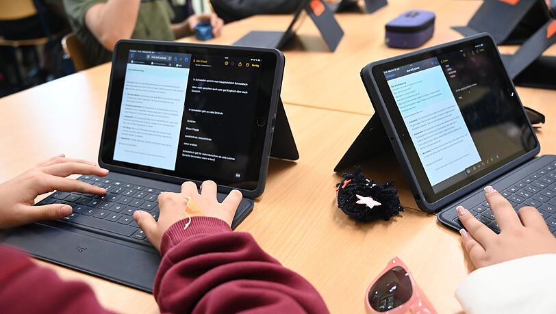 Laut Umfrage nutzen fast alle älteren Schüler KI-Tools. (Symbolbild) Laut Umfrage nutzen fast alle älteren Schüler KI-Tools. (Symbolbild)