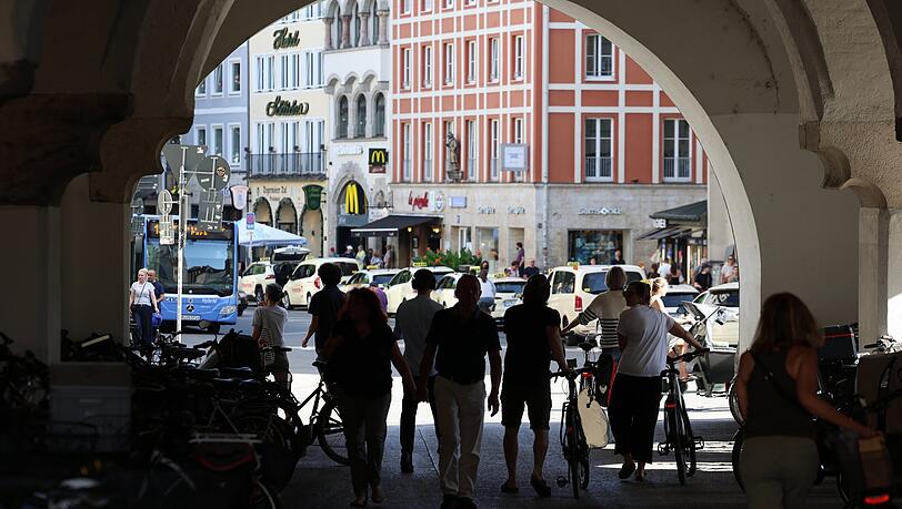 Das geht&rsquo;s lang: Durch die Torb&ouml;gen des Alten Rathauses geht der Weg ins nur 500 Meter lange Tal.