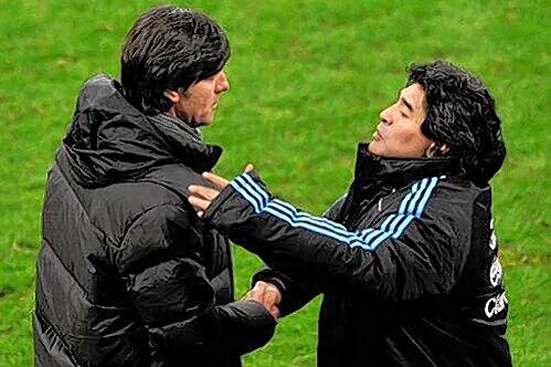 Total unterschiedliche Typen: Jogi Löw (l.) und Diego Maradona.