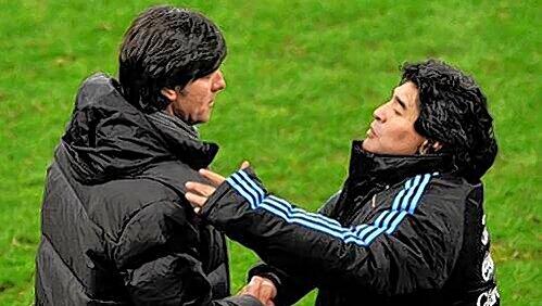 Total unterschiedliche Typen: Jogi Löw (l.) und Diego Maradona. Total unterschiedliche Typen: Jogi Löw (l.) und Diego Maradona.