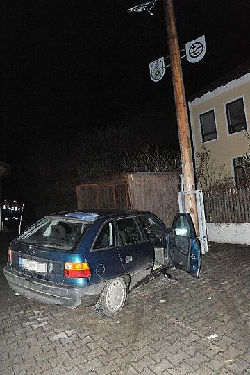 Fünf junge Männer waren schwer betrunken mit dem Wagen unterwegs. An dem Maibaum endete ihre Fahrt.