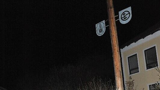 Fünf junge Männer waren schwer betrunken mit dem Wagen unterwegs. An dem Maibaum endete ihre Fahrt. Fünf junge Männer waren schwer betrunken mit dem Wagen unterwegs. An dem Maibaum endete ihre Fahrt.