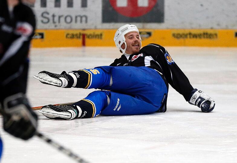Für eine Trainingseinheit haben die Löwen das runde Leder gegen Schlittschuhe, Puck und Schläger getauscht.
