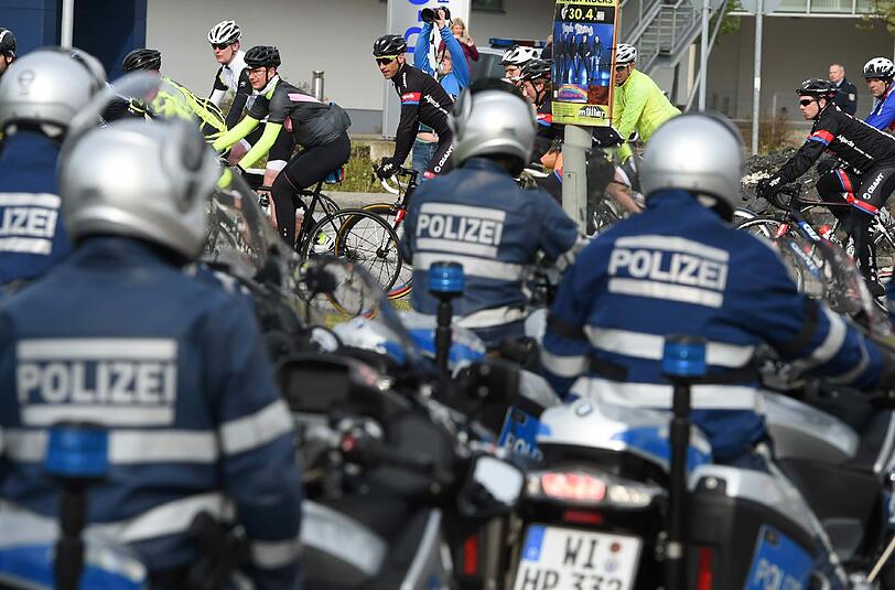 Nach dem Bombenfund in Oberursel ist der Radrennklassiker in Frankfurt abgesagt worden. Trotzdem sind einige Radfahrer mit Polizeibegleitung auf die Strecke gegangen.