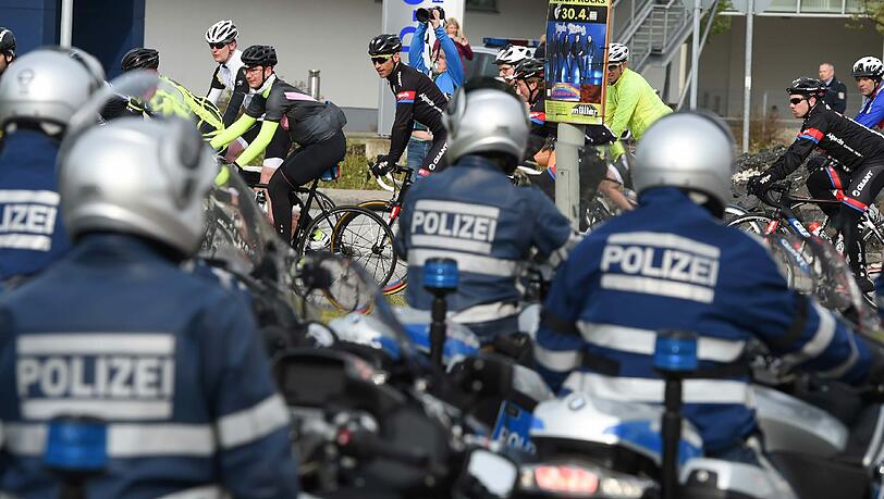 Nach dem Bombenfund in Oberursel ist der Radrennklassiker in Frankfurt abgesagt worden. Trotzdem sind einige Radfahrer mit Polizeibegleitung auf die Strecke gegangen. Nach dem Bombenfund in Oberursel ist der Radrennklassiker in Frankfurt abgesagt worden. Trotzdem sind einige Radfahrer mit Polizeibegleitung auf die Strecke gegangen.
