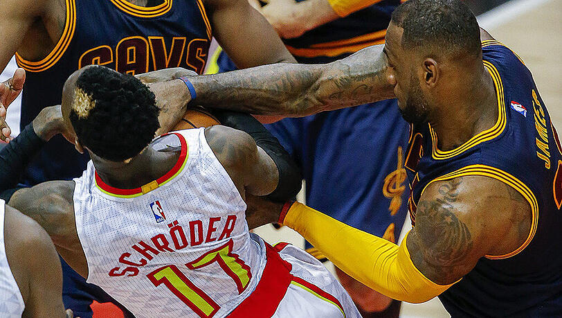 Dennis Schröder scheitert mit den Atlanta Hawks an LeBron James und seinen Cleveland Cavaliers. Dennis Schröder scheitert mit den Atlanta Hawks an LeBron James und seinen Cleveland Cavaliers.