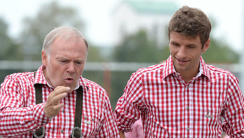 2014 im Wiesn-Outfit: Thomas Müller (rechts) und Hermann Gerland. 2014 im Wiesn-Outfit: Thomas Müller (rechts) und Hermann Gerland.