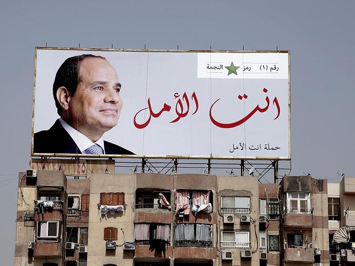 Ein Wahlplakat von Abdel Fattah al-Sisi vor der Wahl im Frühjahr des vergangenen Jahres in Gizeh. Ägyptens Präsident hat eine Kooperation mit Israel eingeräumt.