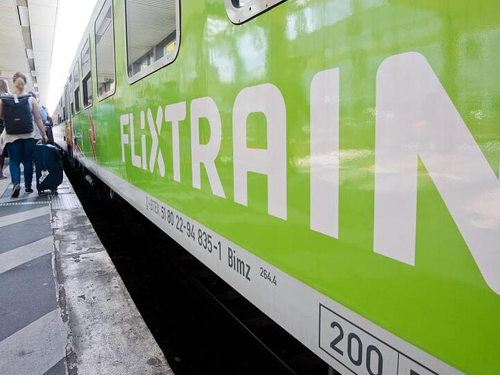 Ein FlixTrain hält an einem Bahnhof. Foto: Julian Stratenschulte/dpa/Symbolbild