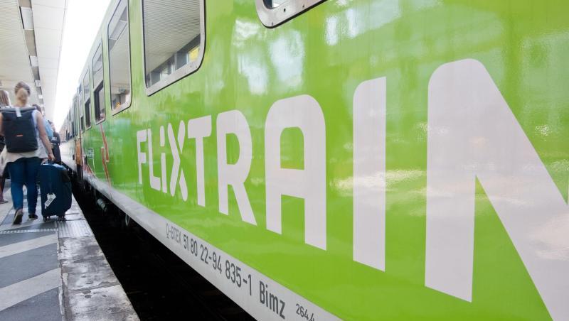 Ein FlixTrain hält an einem Bahnhof. Foto: Julian Stratenschulte/dpa/Symbolbild Ein FlixTrain hält an einem Bahnhof. Foto: Julian Stratenschulte/dpa/Symbolbild