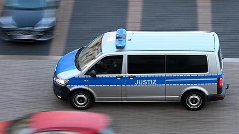 Der Angeklagte wird in einem Justiz-Fahrzeug zum Magdeburger Landgericht gefahren.