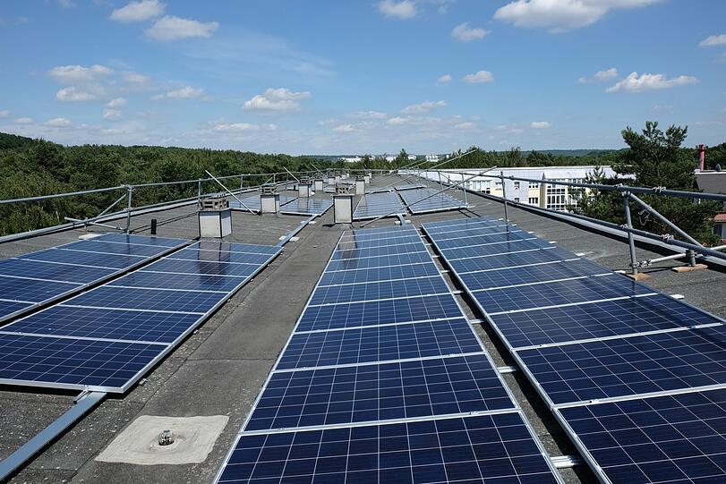 "Ein Drittel des Münchner Strombedarfs könnte mit lokal produziertem Solarstrom auf den Dächern gedeckt werden": Diese Anlage steht allerdings auf einem Dach in Dresden, nicht in München.
