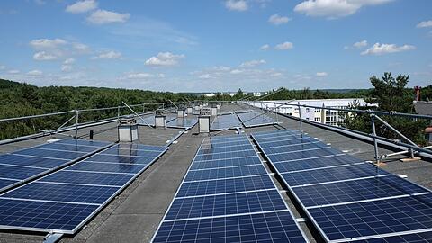 "Ein Drittel des Münchner Strombedarfs könnte mit lokal produziertem Solarstrom auf den Dächern gedeckt werden": Diese Anlage steht allerdings auf einem Dach in Dresden, nicht in München.