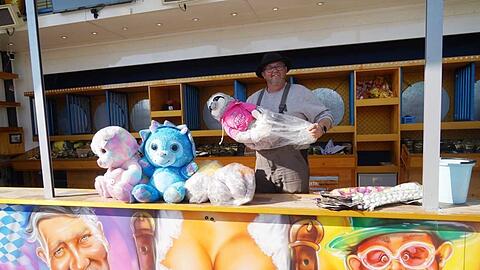 Ein gut gefülltes Dirndl-Dekolleté auf einem Wiesn-Stand. (Symbolbild)