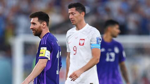 Beide sind weiter: Argentiniens Lionel Messi (l) und Polens Robert Lewandowski im letzten Gruppenspiel.