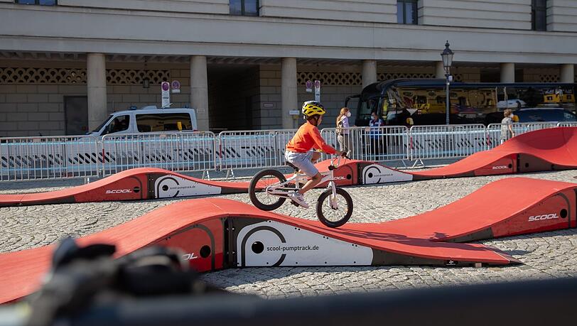 Auf der Ludwigstraße wird dort ein Pumptrack, eine künstliche Mountainbike-Strecke, aufgebaut.