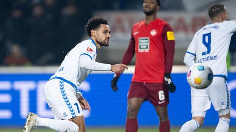 Magdeburgs Herbert Bockhorn (l) bejubelt sein Tor zum zwischenzeitlichen 2:1 gegen Kaiserslautern.