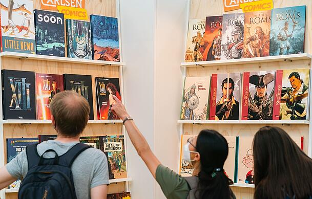 Besucher stehen in einer Halle auf dem Comic-Salon 2022 in Erlangen. Besucher stehen in einer Halle auf dem Comic-Salon 2022 in Erlangen.